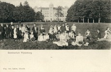 10159 Gezicht op een groep kinderen op het grasveld voor het seminarie Rijsenburg te Driebergen uit het zuidwesten.N.B. ...